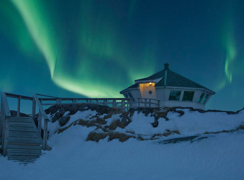 hamn-i-senja-lighthouse-northern-lights