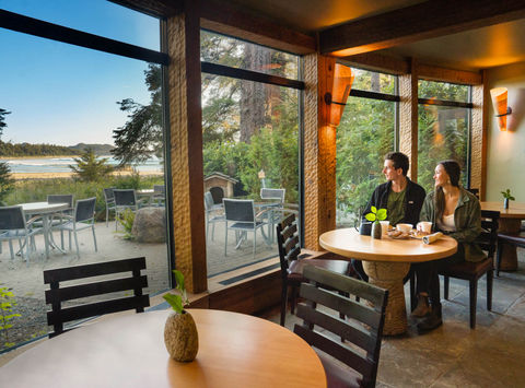 wickaninnish-inn-driftwood-cafe-couple