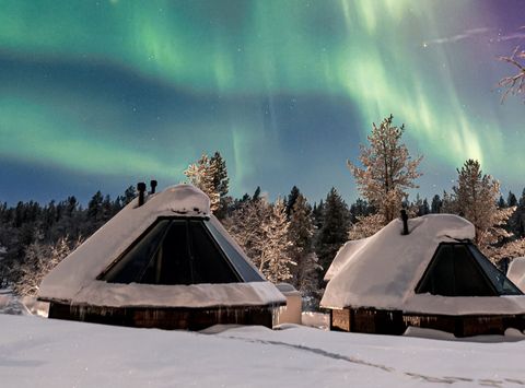 nellim-aurora-cabins-northern-lights-overhead