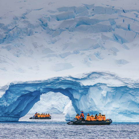 antarctica zodiac cruise past giant icebergs qe