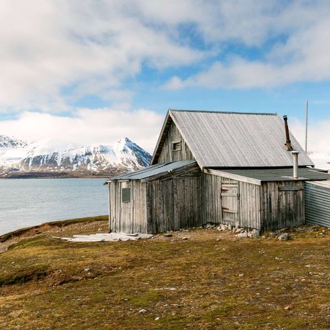 arctic spitsbergen ny london abandoned wooden hut krossfjord istk