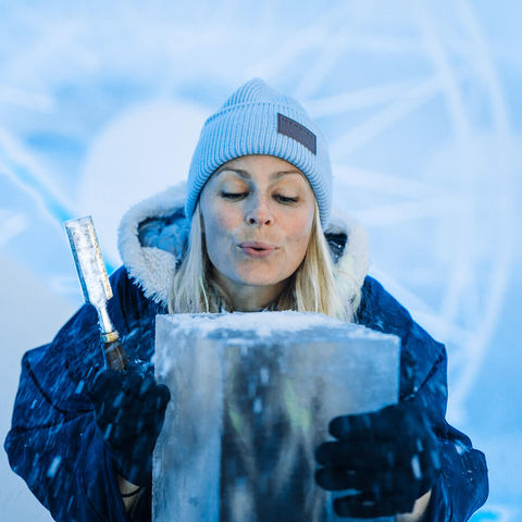 icehotel ice sculpting photo joakim norenius