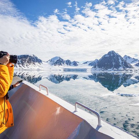 spitsbergen photographing arctic landscape from deck qe