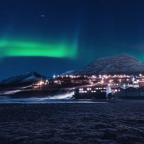 svalbard aurora over longyearbyen istk