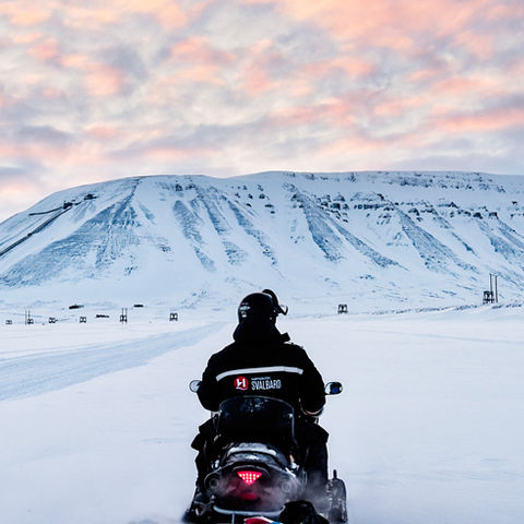 svalbard snowmobile safari htgrtn