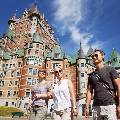 canada-quebec-walking-by-le-chateau-frontenac