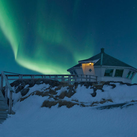 hamn-i-senja-lighthouse-northern-lights