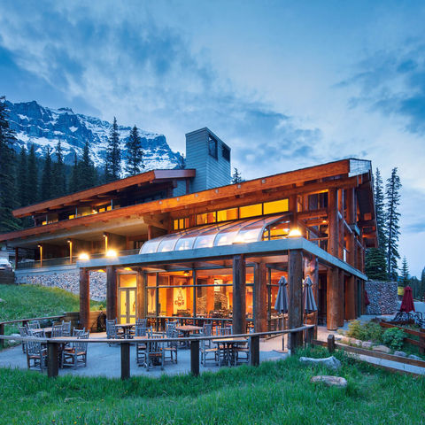 moraine-lake-lodge-exterior-twilight