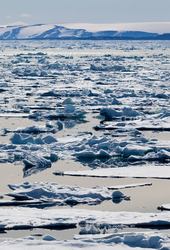 arctic spitsbergen icy sea hinlopen strait rth