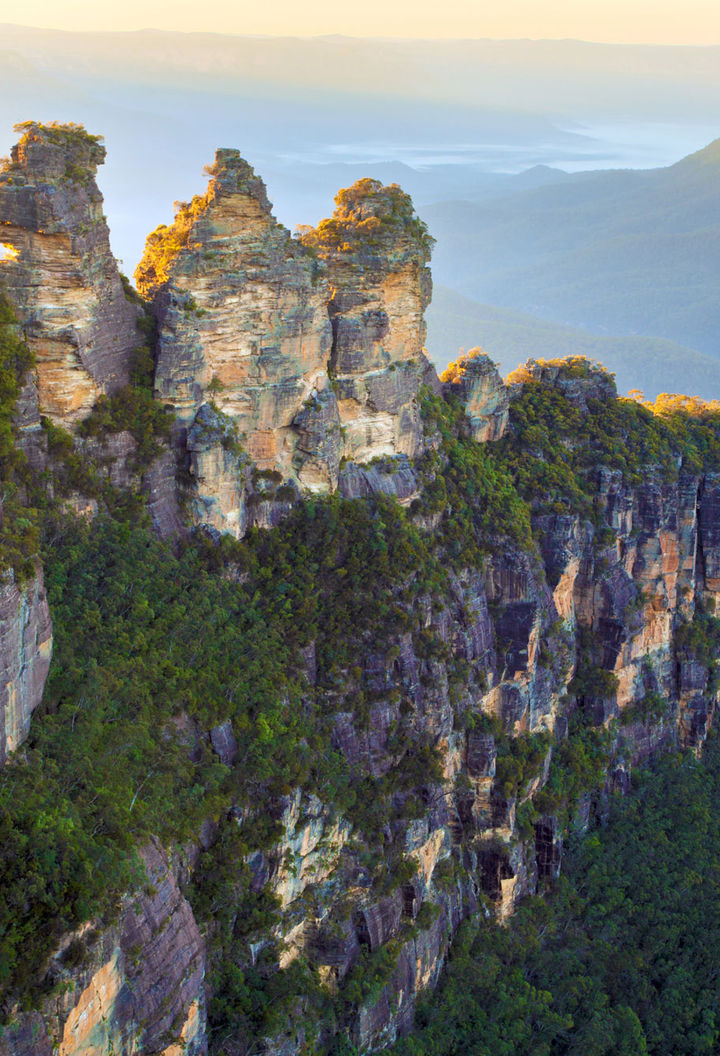 australia new south wales blue mountains three sisters at dawn istk