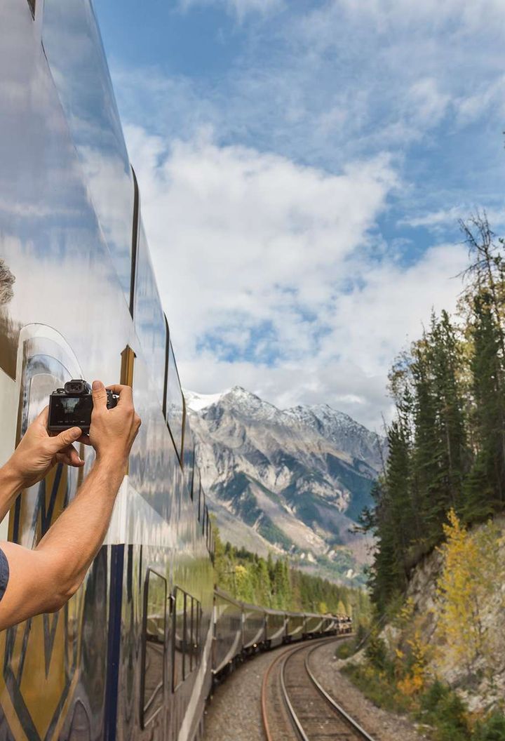 canada rocky mountaineer goldleaf photo opportunity rm