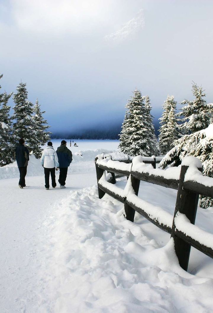 canada winter walk around lake louise istk