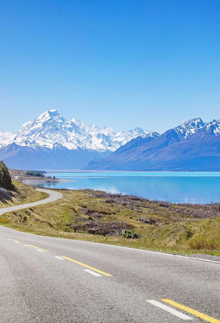 Lake Pukaki and the road to Mt Cook