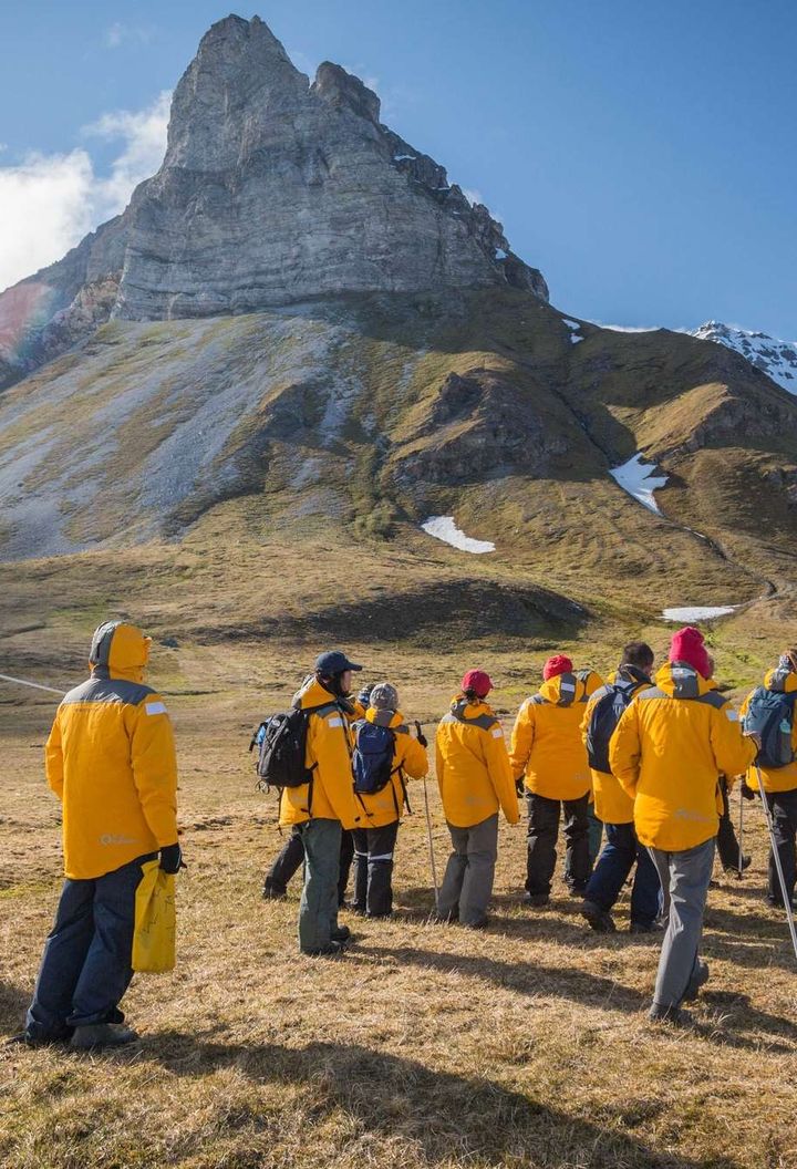 spitsbergen group hiking at alkehornet shore landing qe