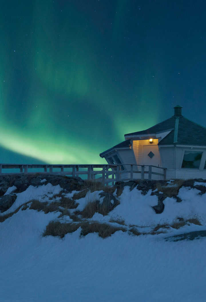 hamn-i-senja-lighthouse-northern-lights