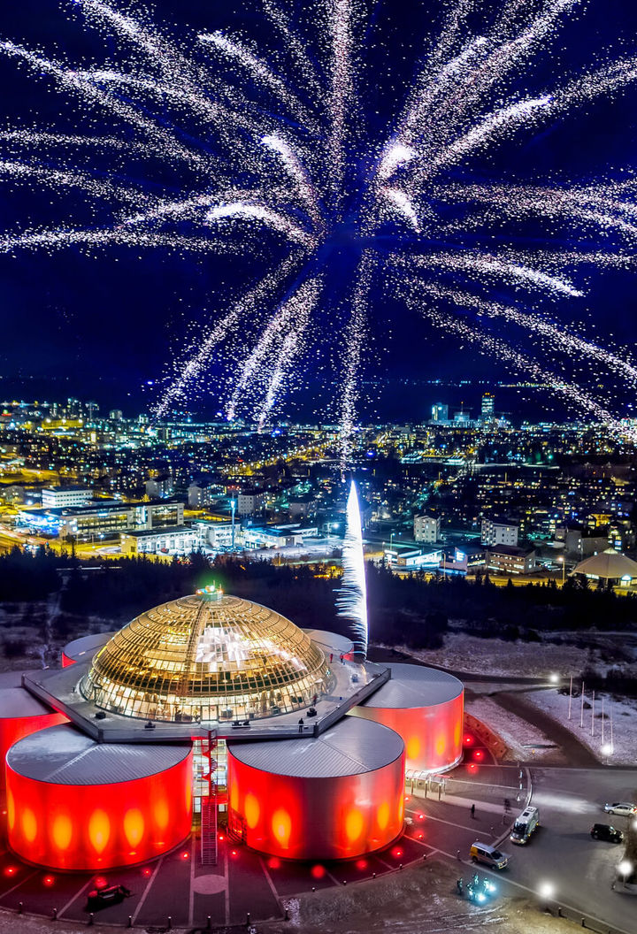 iceland-fireworks-over-perlan-reykjavik