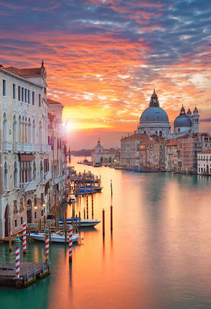 italy-venice-grand-canal-and-basilica-at-sunset-istk